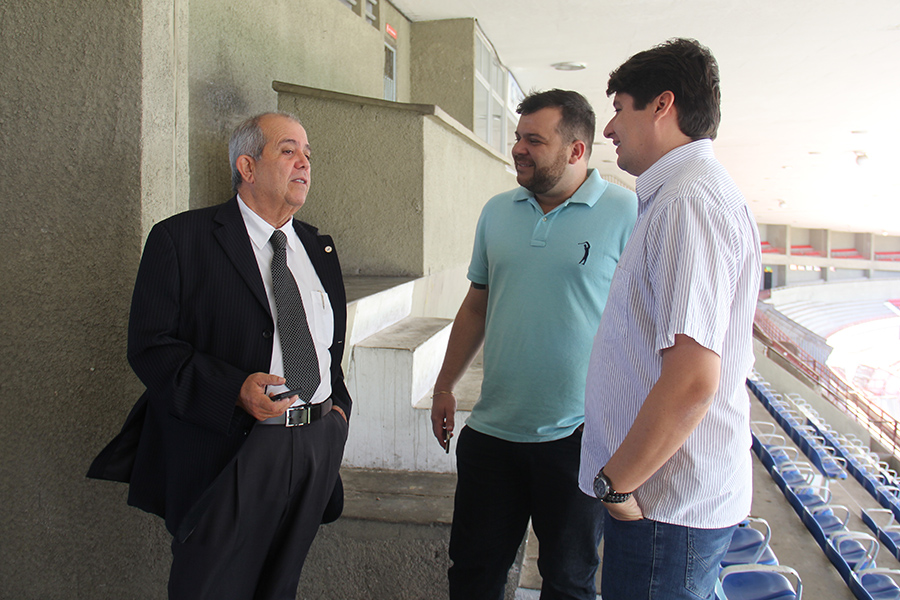 Magistrado é acompanhado por representante da FAF e superintendente do Rei Pelé.