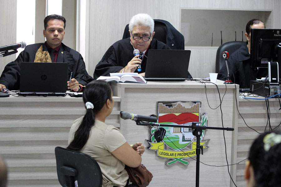 Juiz Galdino Amorim colhe depoimento da testemunha Tamires Gomes da Silva.