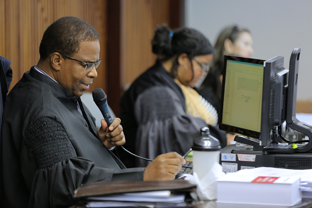 Juiz John Silas conduz o julgamento, no Fórum da Capital.
