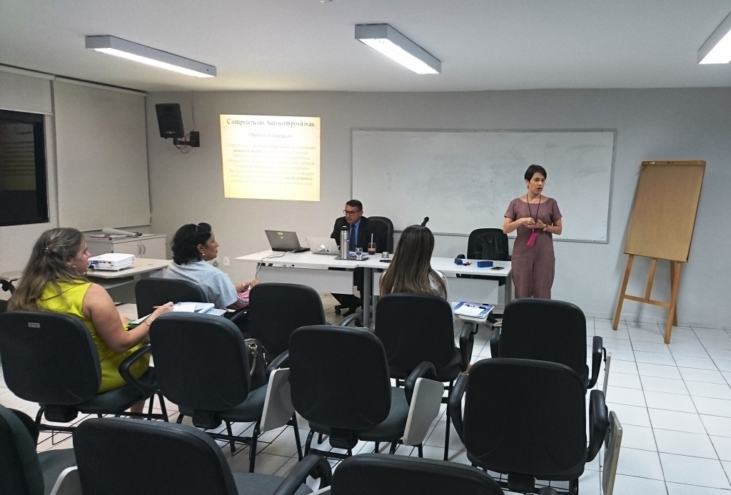 Karoline Mafra, coordenadora pedagógica da Esmal, orientou os cursistas sobre a segunda etapa da capacitação. 