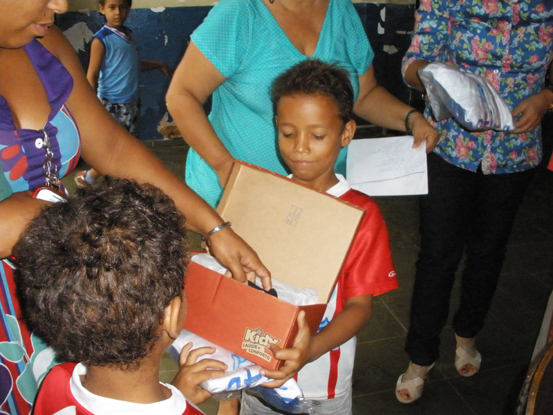 Entrega de uniformes na Escola Estadual Teotônio Vilela