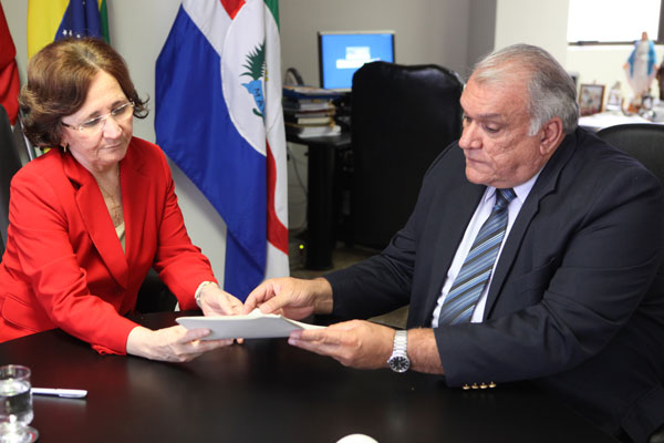Desembargador Malta Marques repassa documento à presidente Elisabeth Carvalho