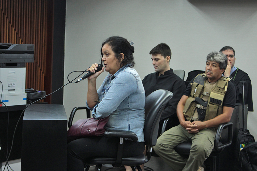 Mãe da vítima, Valéria Leite, presta depoimento durante o júri.