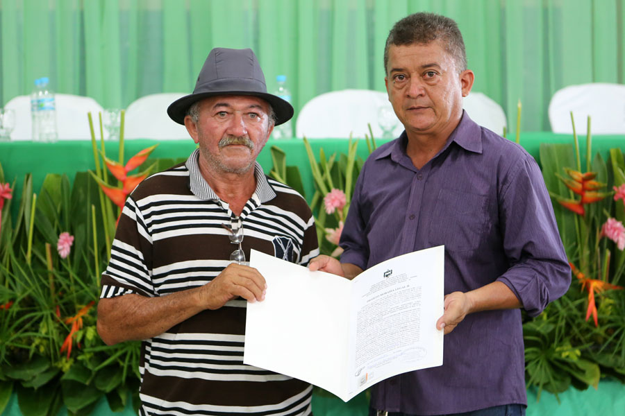 Distribuição de títulos do Moradia Legal II em Olho D'Água do Casado.