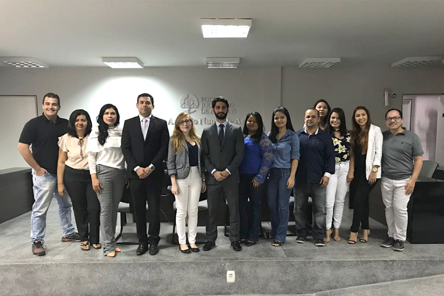 Juízes e servidores no Fórum da Comarca.