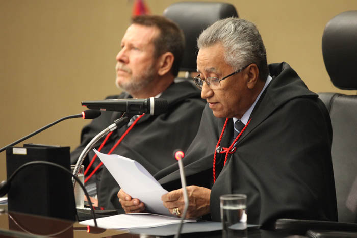 Desembargador Bandeira Rios discursando aos novos componentes do Tribunal de Justiça de Alagoas