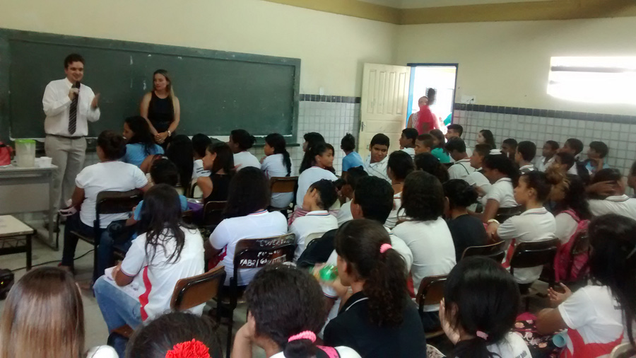Escola Silveira Camerino - juiz coordenador do PCJE, André Avancini, e delegada Fabiana Leão