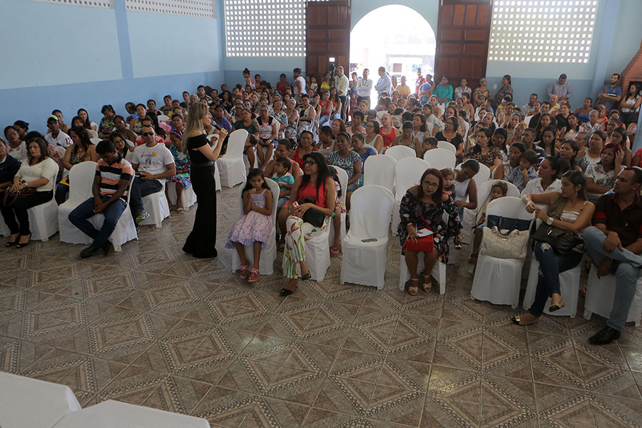 Salão paroquial ficou repleto de pais, mães e responsáveis por crianças.