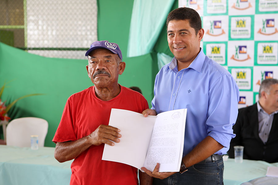 Entrega de títulos do Moradia Legal II em São Miguel dos Campos.
