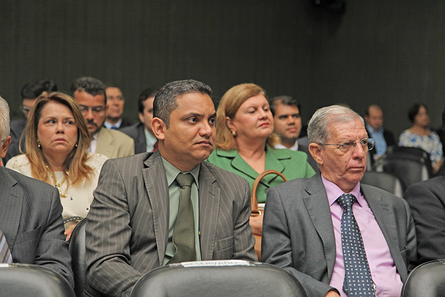 Servidores do TJ/AL acompanham discussões.