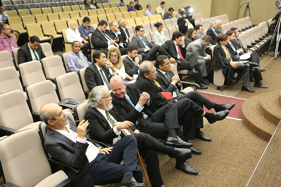 Advogados, procuradores e público no Pleno do TJ, nesta terça-feira.