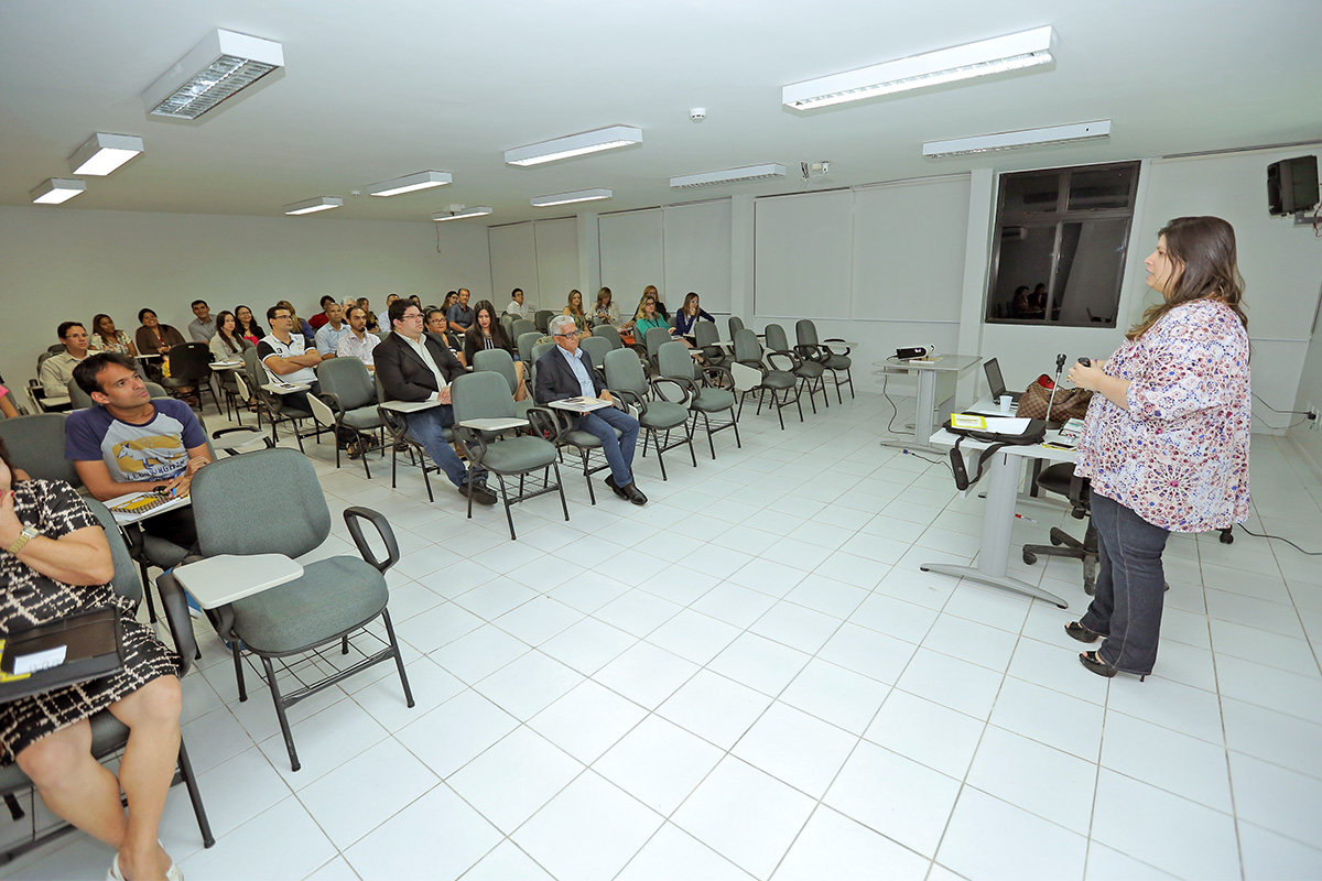 Docente Moacyra Verônica Rocha foi uma das facilitadoras do primeiro dia de aula. Foto: Itawi Albuquerque