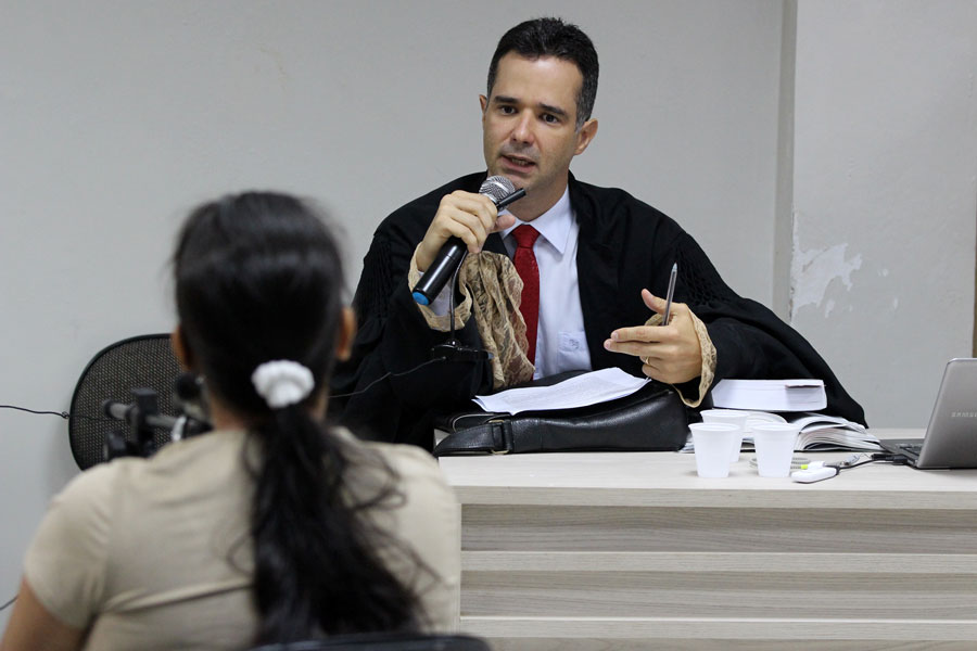 Defensor público João Maurício questiona a testemunha Tamires Gomes da Silva.