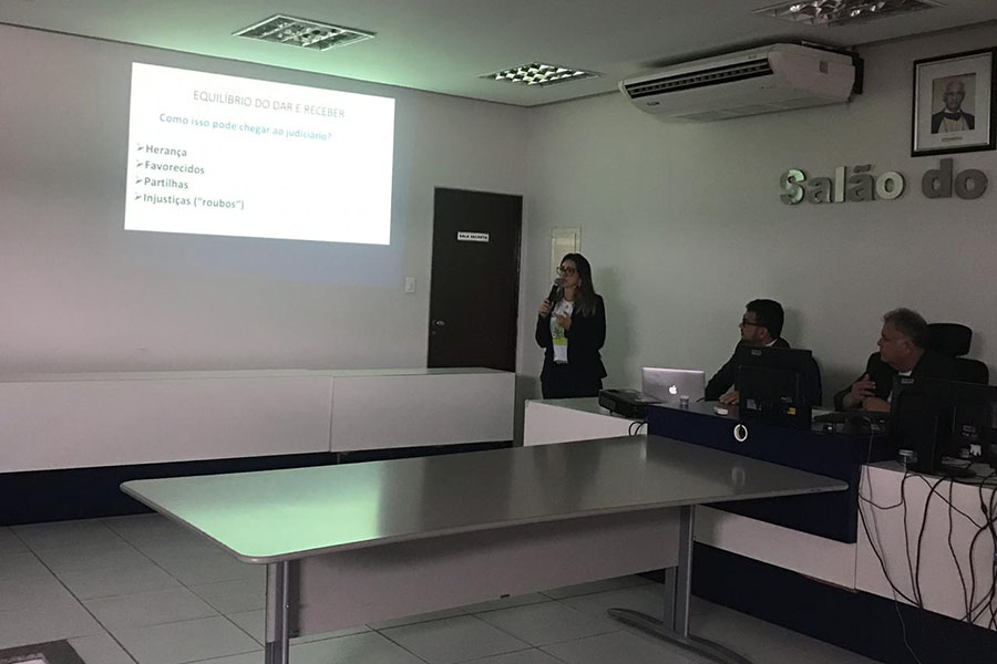 Advogada Alessandra Camerino, durante a palestra.