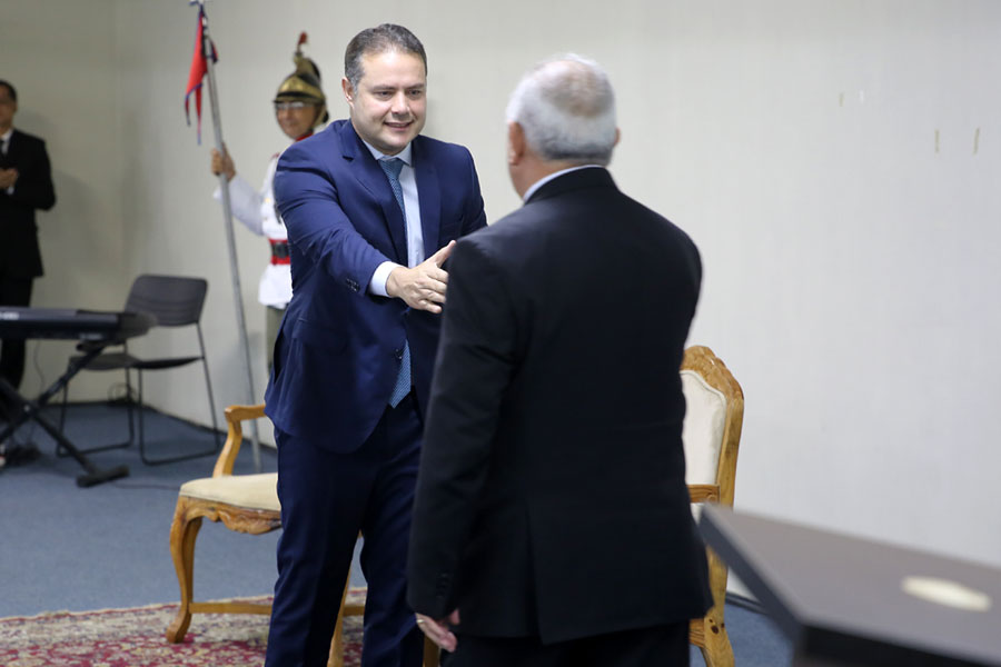 Desembargador Otávio Praxedes assume Governo do Estado.