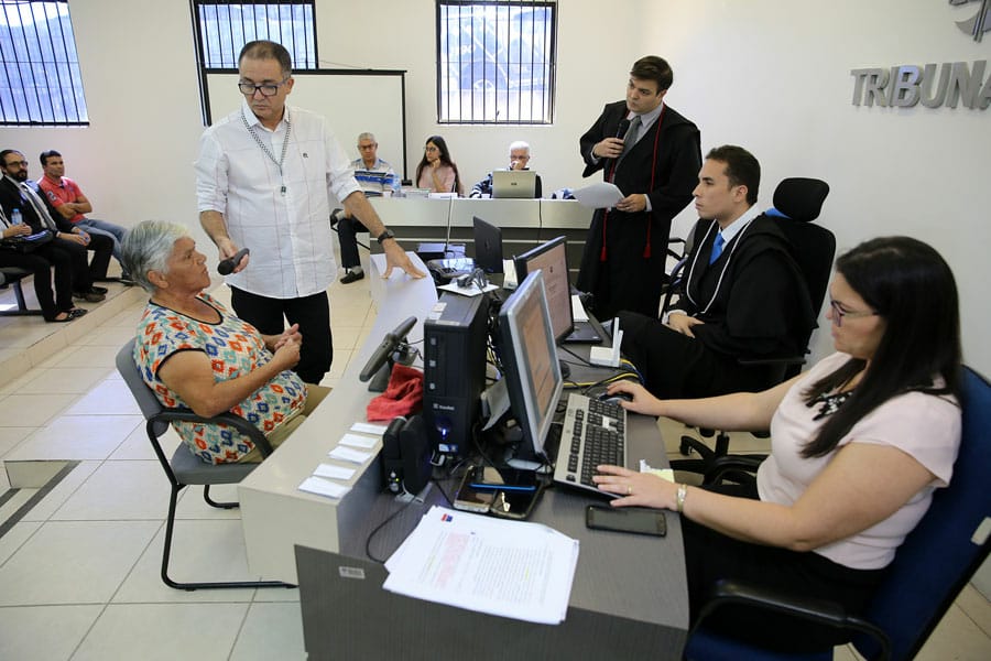 Juiz Filipe Munguba ouve testemunha durante julgamento