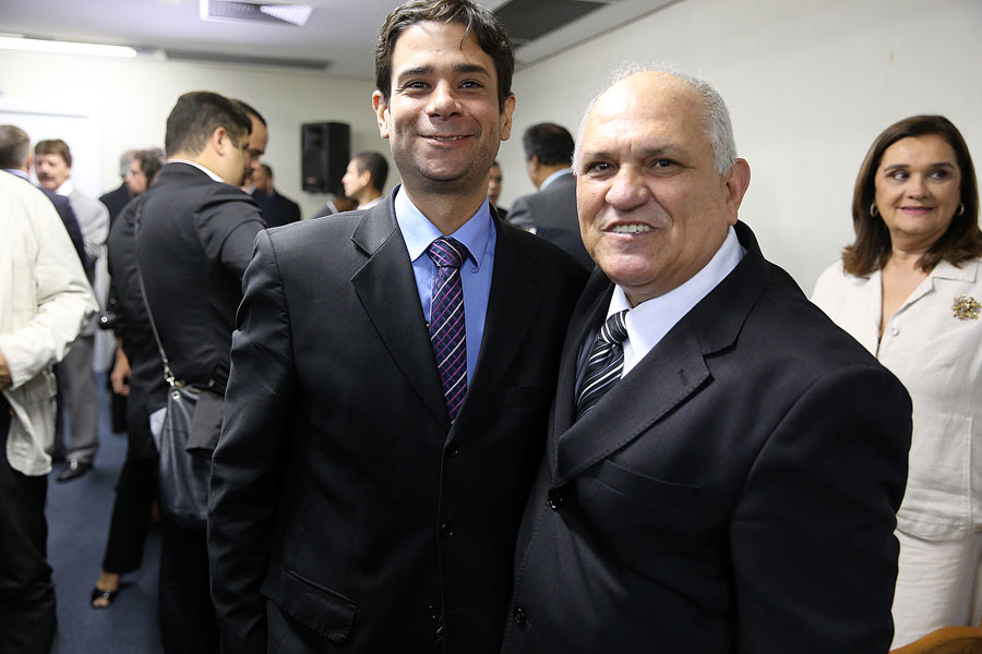 Desembargador Otávio Praxedes assume Governo do Estado.