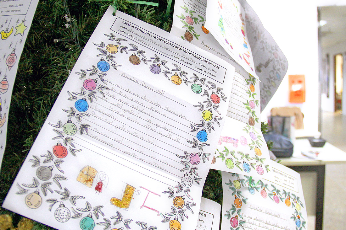 Cartas estão disponíveis na Árvore Solidária montada na recepção do TJ. (Foto: Thayana Monteiro)