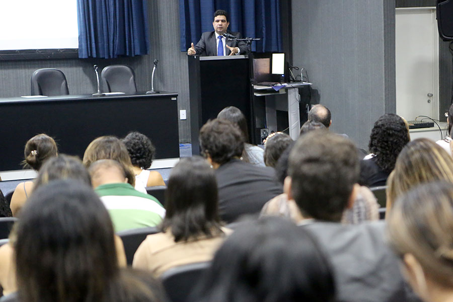 Para juiz Carlos Cavalcanti, crianças e adolescentes não podem ser privados de seus direitos. Foto: Caio Loureiro