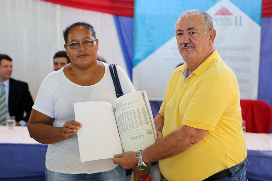 Distribuição de títulos do Programa Moradia Legal II em Messias.