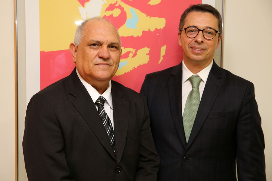 Desembargador Otávio Praxedes assume Governo do Estado.