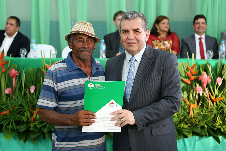 Distribuição de títulos do Moradia Legal II em Olho D'Água do Casado.