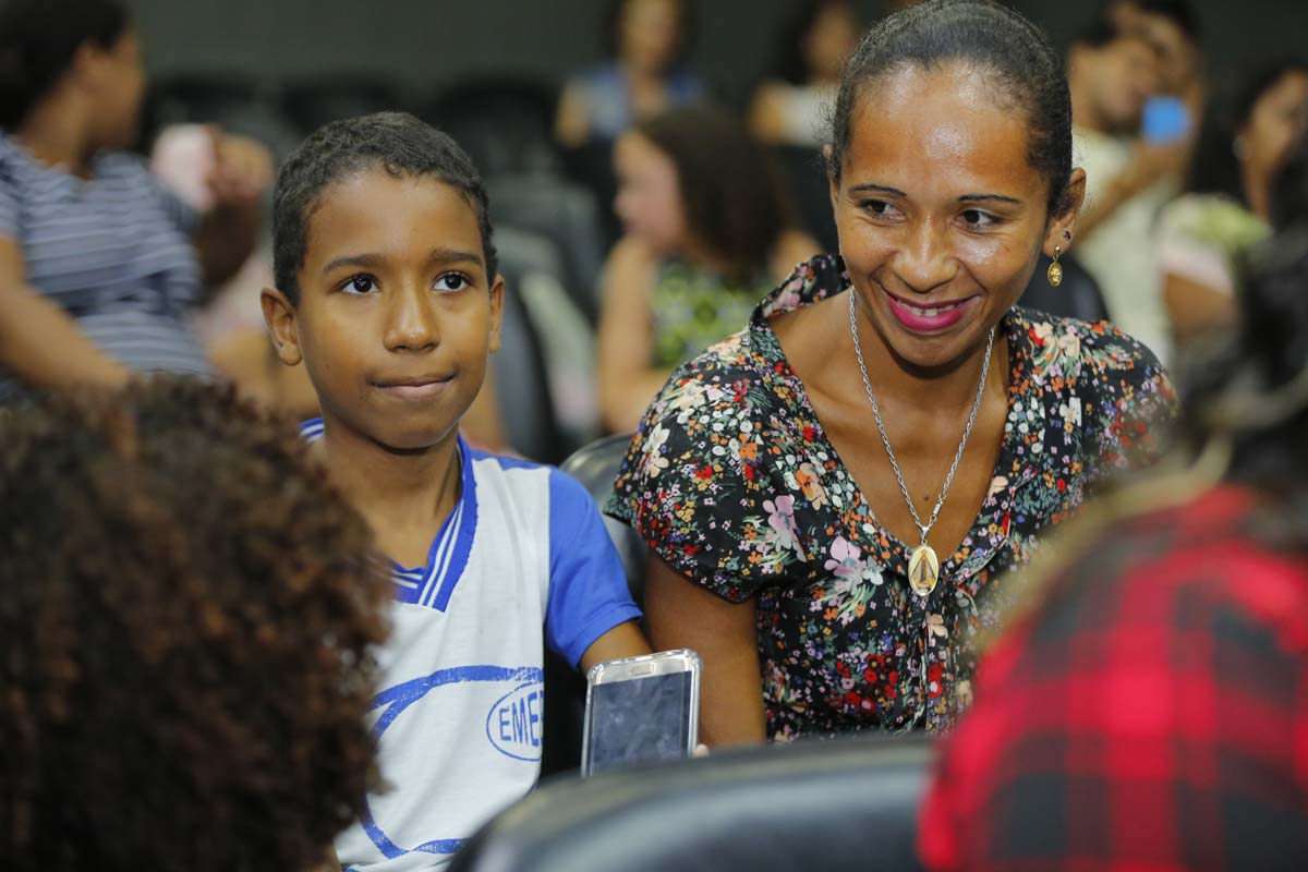 Wesley Gomes da Silva, de nove anos, com sua mãe, Maria de Fátima.