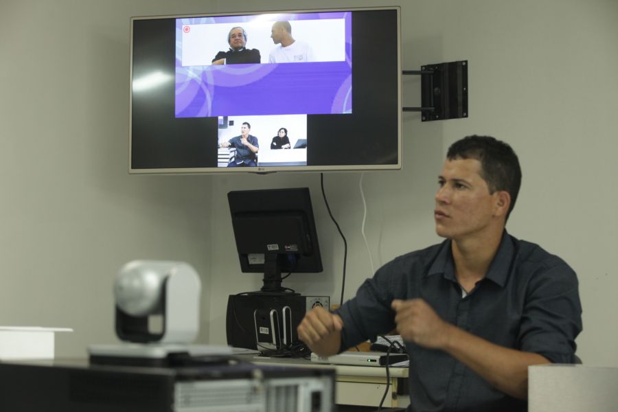 Testemunha de crime depõe em júri popular; acusado acompanha por videoconferência