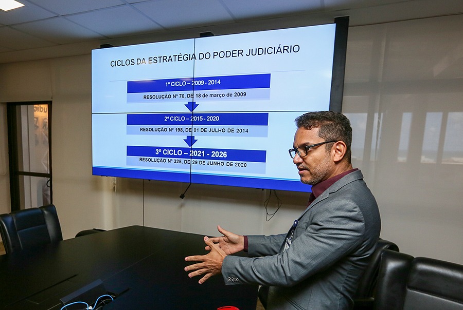 Clóvis Gomes, chefe da APMP do TJAL, durante sua apresentação na reunião.
