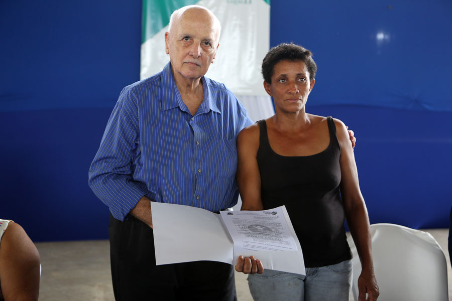 Prefeito do município de Porto Calvo, Ormindo Uchôa_entrega título de propriedade a moradora