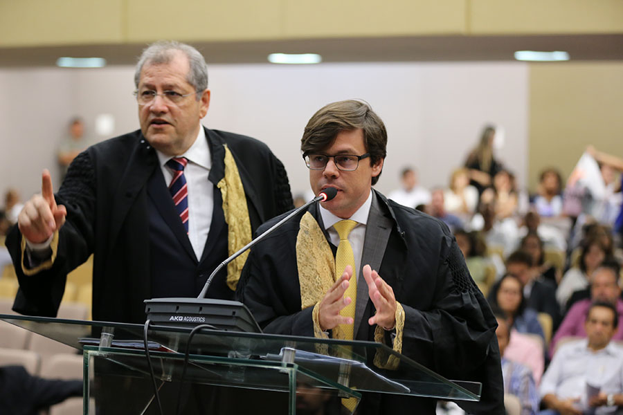 Procurador Malaquias e advogado Vagner Cavalcanti subiram à Tribuna ao mesmo tempo, para levantar 