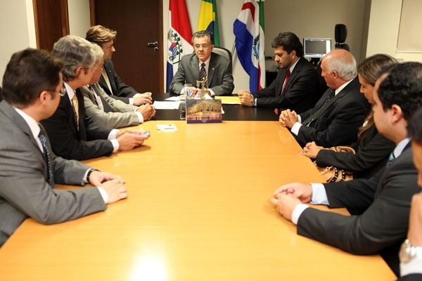 Presidente Sebastião Costa durante reunião com representantes de proprietários de terras