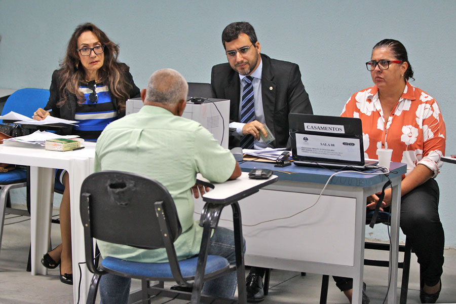 Juiz Bruno Acioli Araújo conduz julgamento no Cesmac.