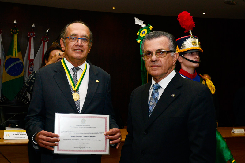 Ministro Gilmar Mendes recebe condecoração do desembargador Sebastião Costa Filho. Foto: Enfam