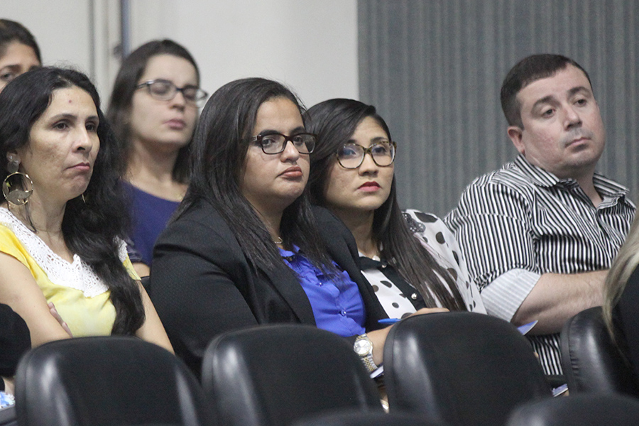 Advogadas Débora Maria (terno preto e blusa azul) e Lohana Martins (blusa branca e preta)