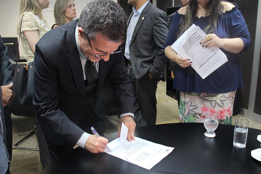 Juiz José Miranda, coordenador do CJUS, assina convênio.