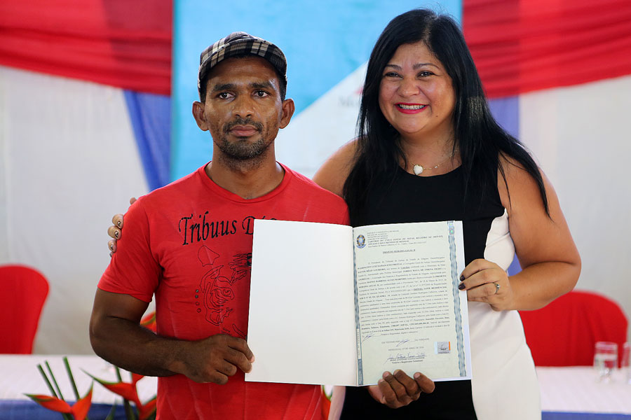 Distribuição de títulos do Programa Moradia Legal II em Messias.