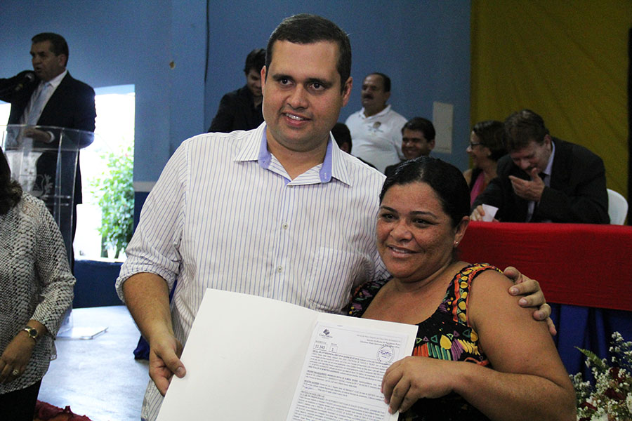 Prefeito Fernando Pereira, de Junqueiro, entrega escritura para Marineusa Rocha.
