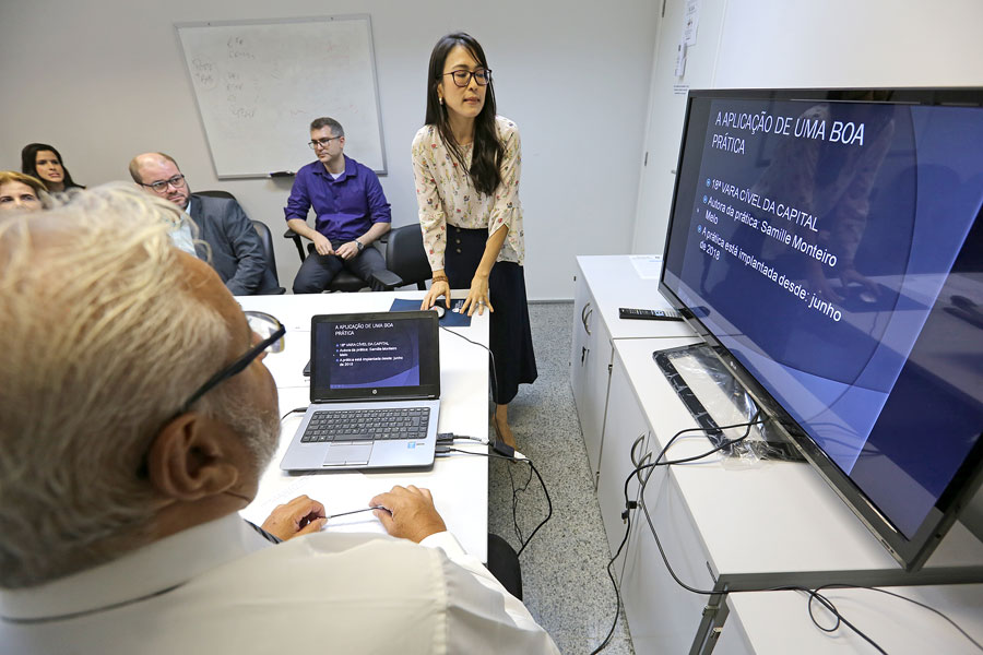Chefe de secretaria da 3ª Vara Cível da Capital, Karina Nakai.