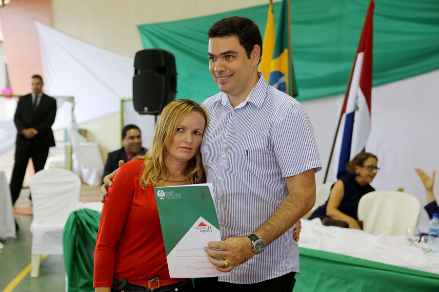 Entrega de títulos do Programa Moradia Legal II em Limoeiro de Anadia