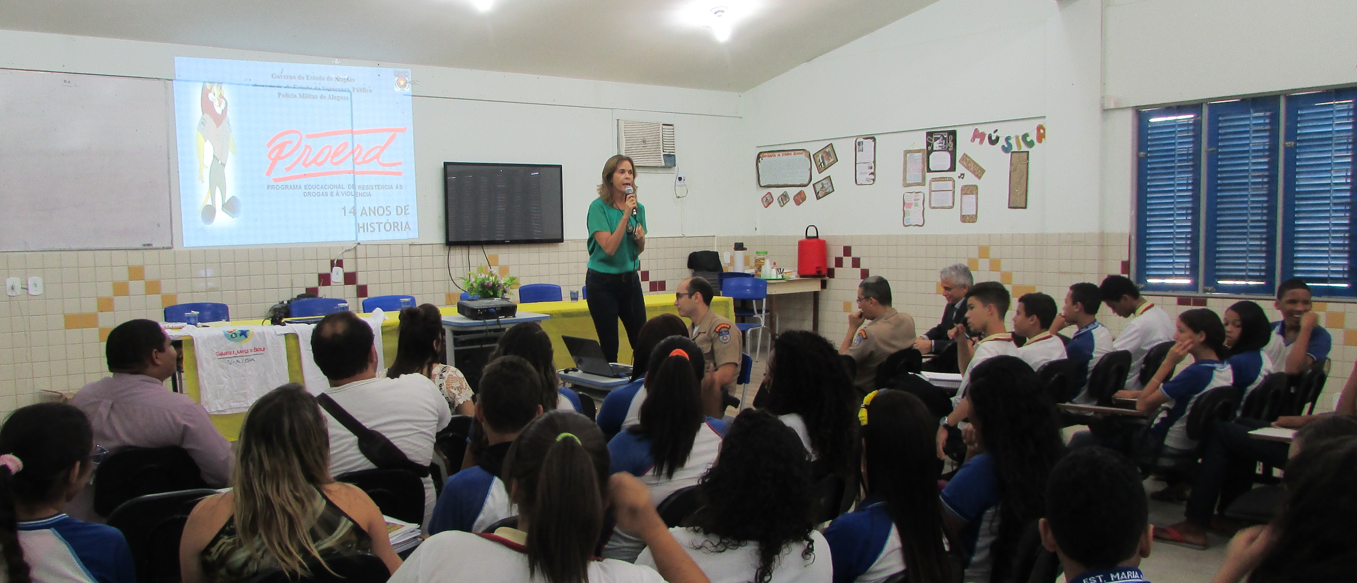 Ana Valéria Pitta, do PCJE, abre palestra na escola Maria Ivone Santos de Oliveira