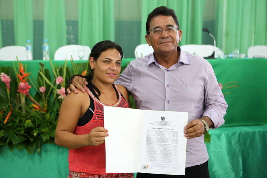 Distribuição de títulos do Moradia Legal II em Olho D'Água do Casado.