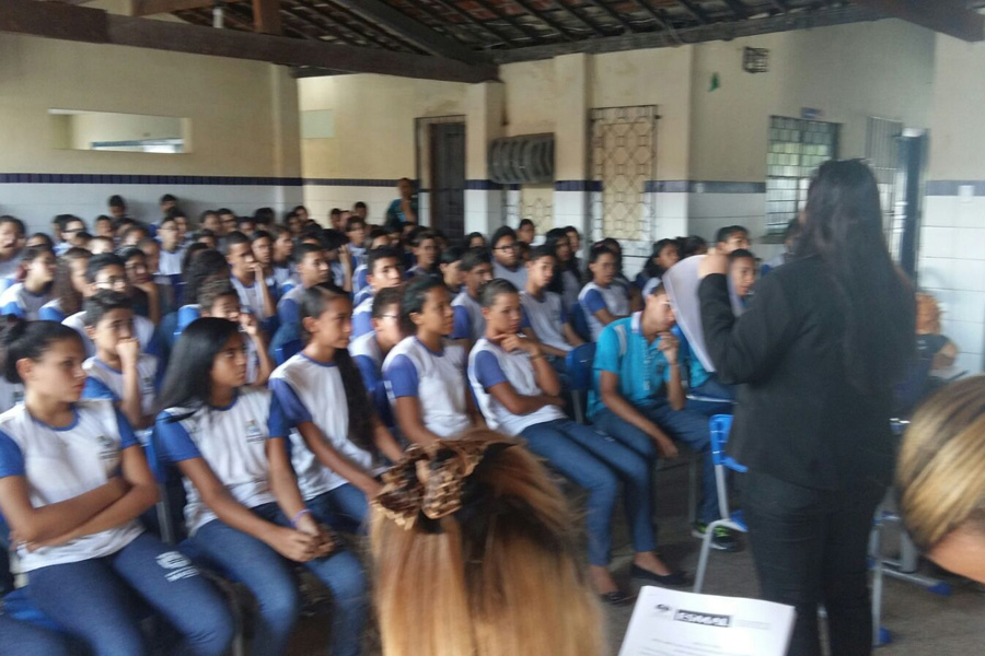 Servidora da Esmal explica concurso para alunos da esocla Antídio Vieira.
