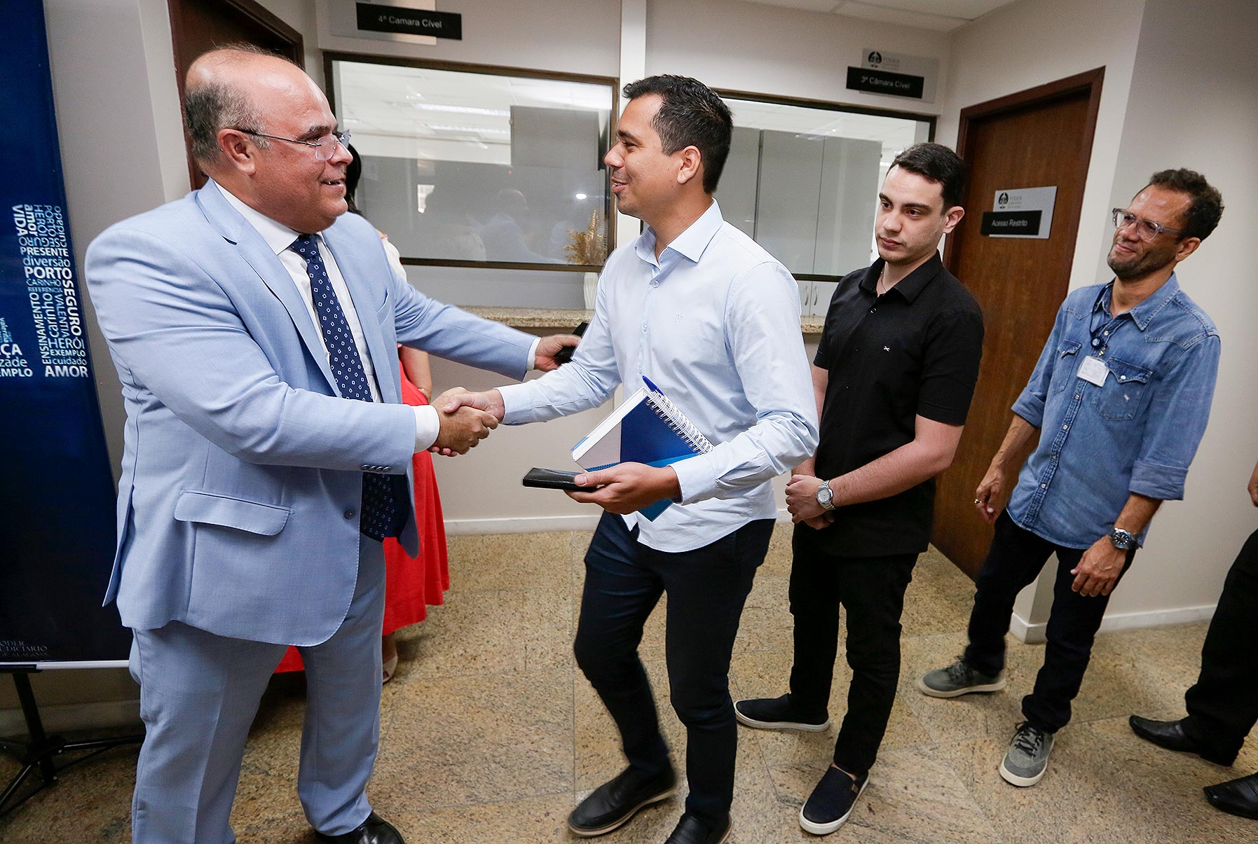 Presidência do TJAL homenageia servidores pais do Judiciário.