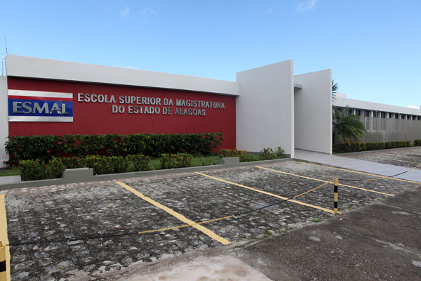 Fachada da Escola Superior da Magistratura de Alagoas (Esmal), no Farol