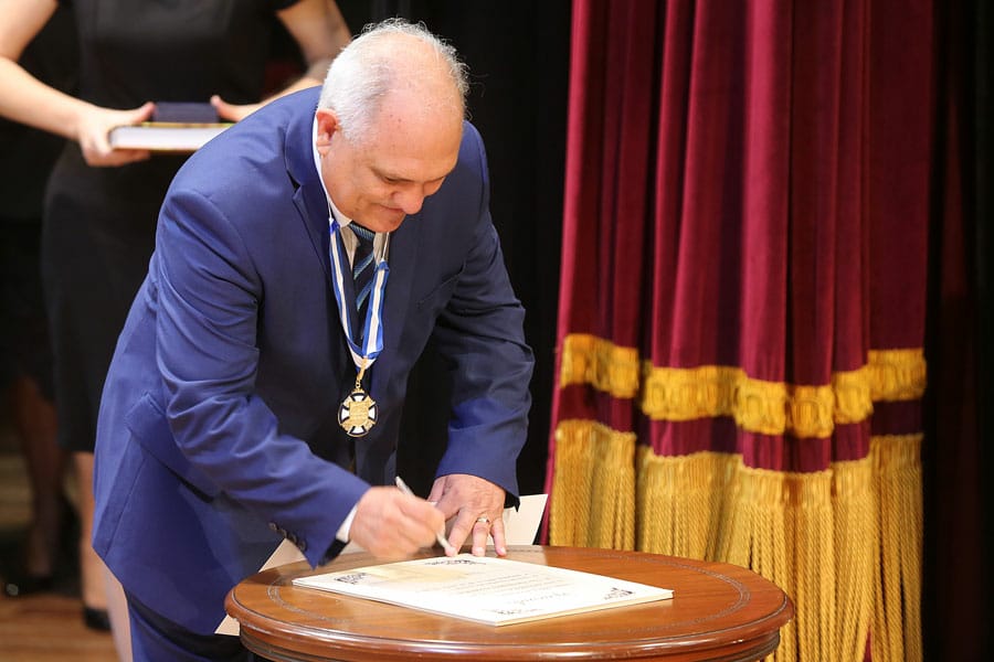 Otávio Leão Praxedes, presidente do TJAL, recebe a mais alta condecoração do TJPE.