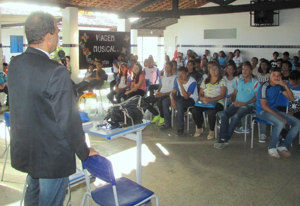 Juiz André Gêda orientou os estudantes sobre o que fazer em caso de bullying.