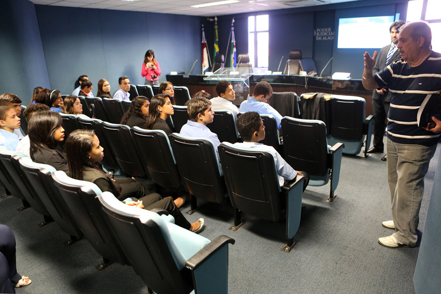 Magistrado Celyrio Adamastor durante conversa com aprendizes