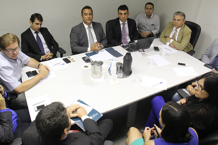 Juiz Roldão de Oliveira (à direita) comanda projeto de transferência para reforma da sede do TJ