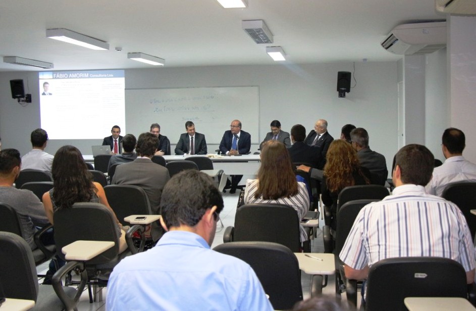 Relações jurídicas entre concessionárias e usuários foram o tema do debate.